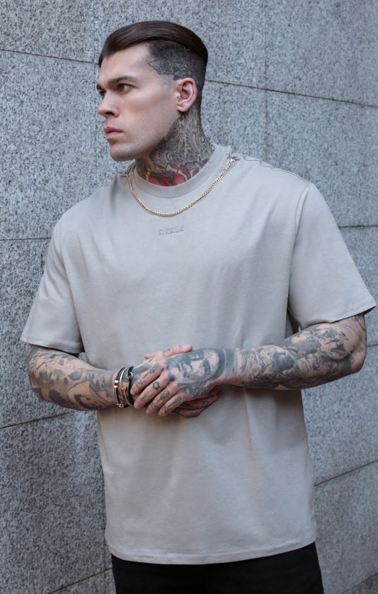 SikSilk menn beige oversized t-skjorte med kjede V8JH48392 klær